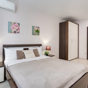 Квартира на Тельмана 110с2 в ЖК Тихий цeнтp посуточно