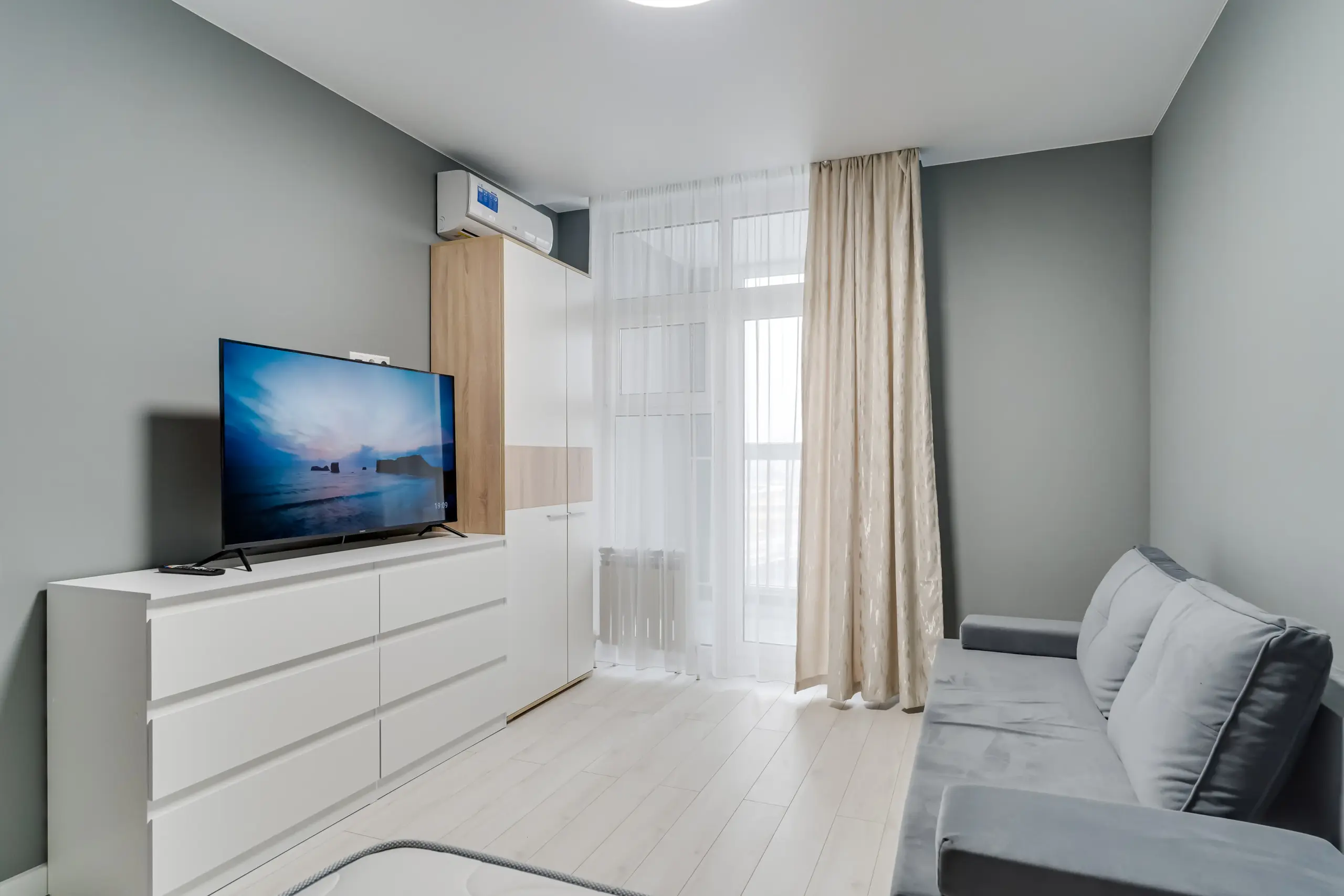 Квартира на Бориса Слюсаря 15с1 посуточно